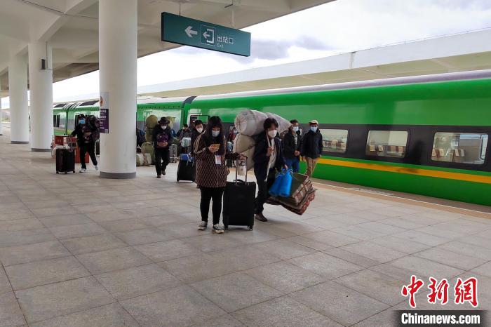 10月6日，乘客乘復(fù)工專列抵達日喀則。　拉薩車務(wù)段 供圖