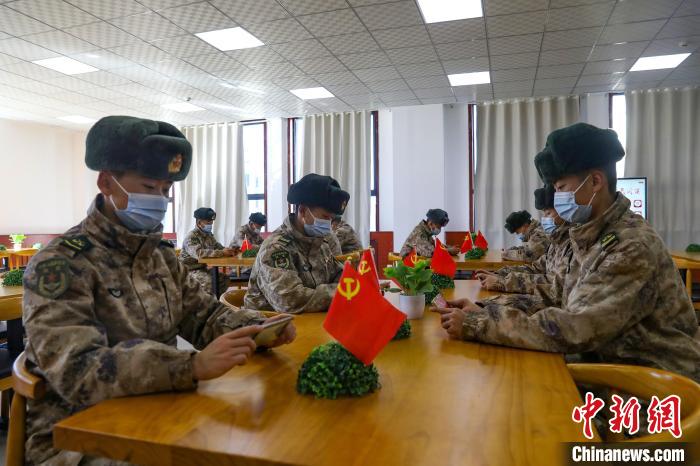 圖為阿里軍分區(qū)某邊防團組織官兵通過手機收聽收看二十大開幕盛況。　劉曉東供圖
