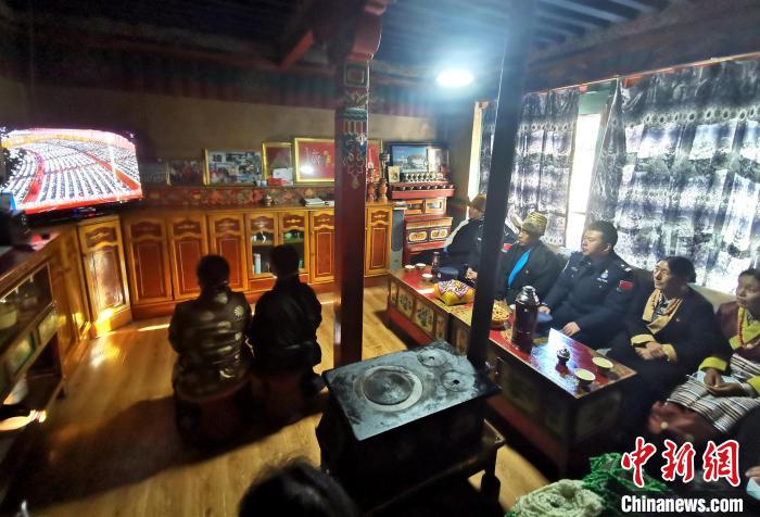 圖為西藏普蘭出入境邊防檢查站斜爾瓦執(zhí)勤點移民管理警察與駐地民眾一起收看二十大開幕盛況?！」鶗怨?攝