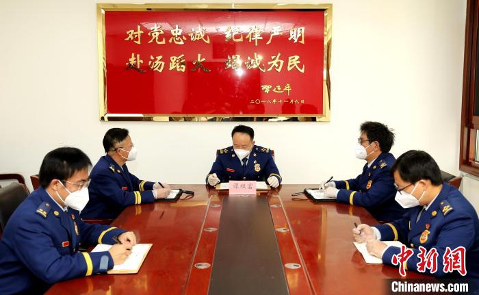 圖為西藏森林消防總隊在二十大開幕會結(jié)束后組織學(xué)習(xí)討論。　西藏森林消防總隊供圖