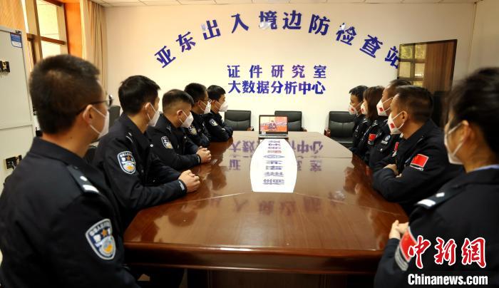 圖為西藏亞東出入境邊防檢查站組織民警收看二十大開幕會直播。　亞東出入境邊防檢查站供圖