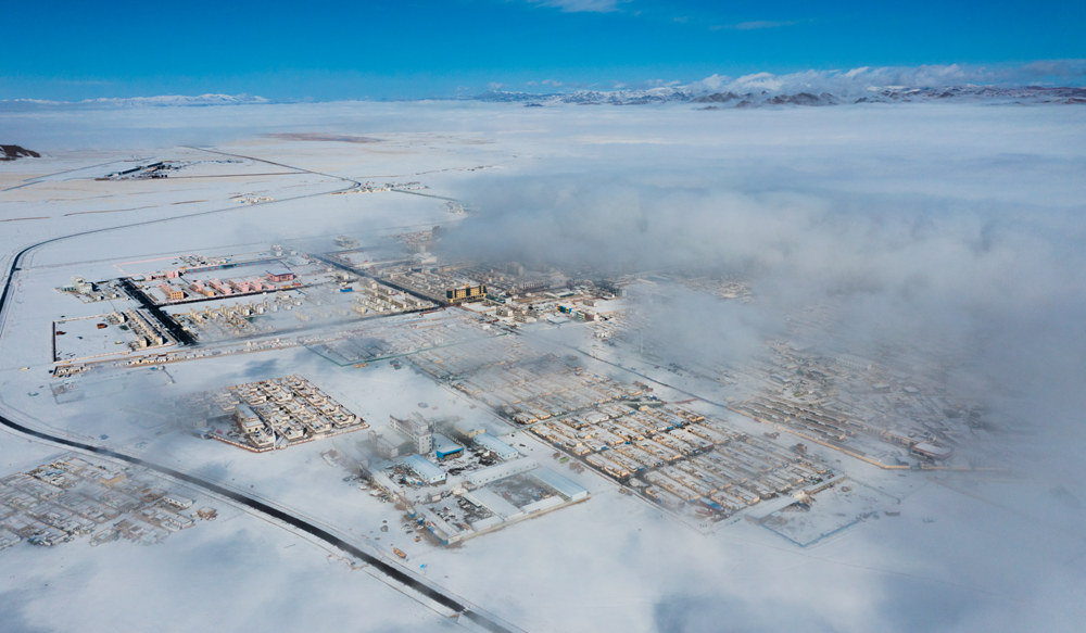 西藏阿里地區(qū)改則縣迎來(lái)初雪，銀裝素裹，美如畫卷。