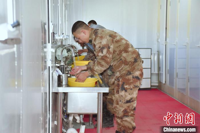 圖為阿里軍分區(qū)某邊防團(tuán)官兵在新建水房洗漱?！詵| 攝