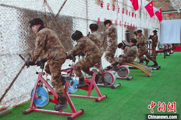 圖為阿里軍分區(qū)某邊防團(tuán)官兵在陽(yáng)光房里鍛煉?！詵| 攝