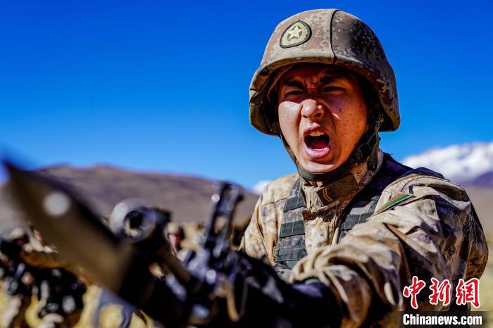 官兵正在進行刺殺操訓練?！∥鞑厣侥宪姺謪^(qū)某團供圖