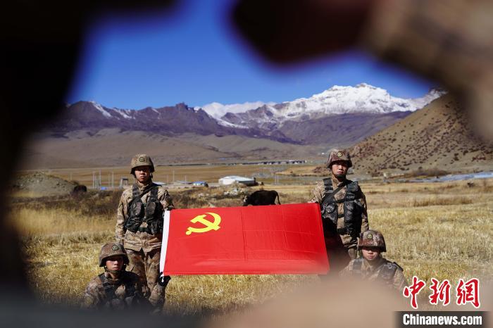 指導員楊磊帶領官兵重溫入黨誓詞。　西藏山南軍分區(qū)某團供圖