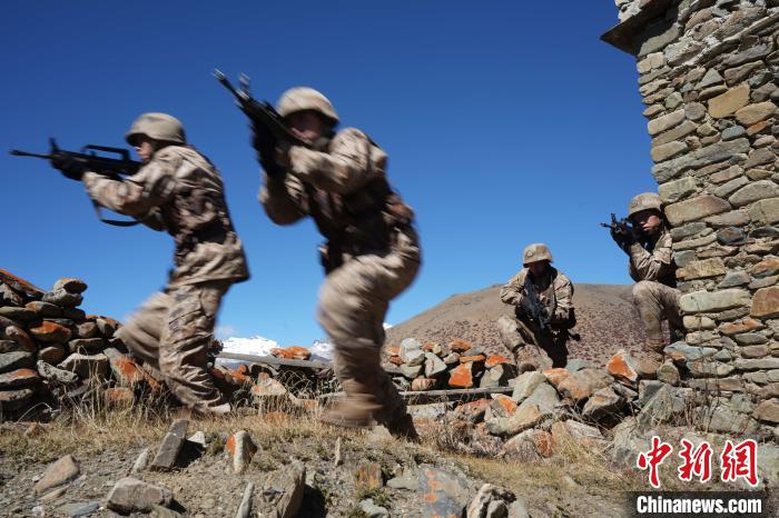 官兵正在進行戰(zhàn)術綜合訓練?！∥鞑厣侥宪姺謪^(qū)某團供圖