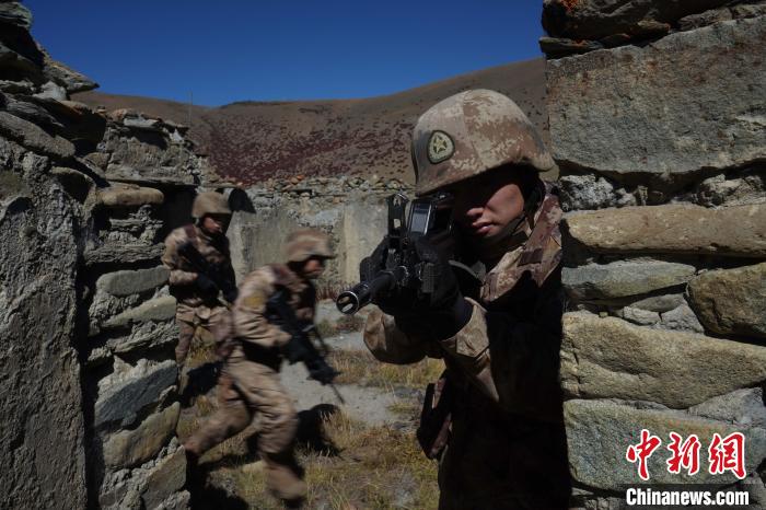 官兵正在進行戰(zhàn)術綜合訓練。　西藏山南軍分區(qū)某團供圖