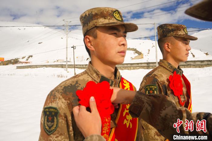 退伍老兵合照留念。　西藏山南軍分區(qū)某團(tuán)供圖