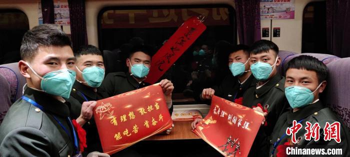 退伍老兵在退伍專列上合影留念?！∥鞑厣侥宪姺謪^(qū)某團(tuán)供圖