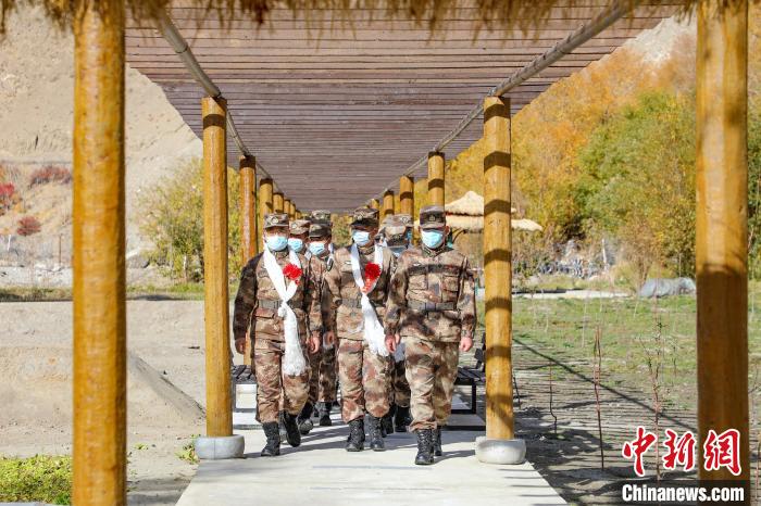 圖為什布奇邊防連退伍老兵臨別前再看一眼連隊?！詵| 攝