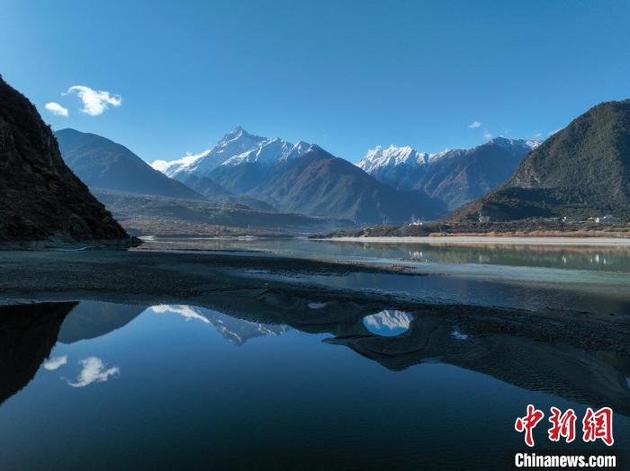 西藏林芝雅魯藏布江和遠處的雪山?！《拘?攝