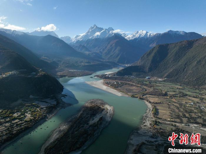 西藏林芝雅魯藏布大峽谷的雪山風光?！《拘?攝
