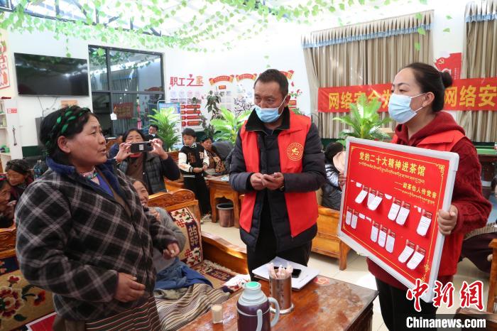 圖為瓊結(jié)縣村民參與問答?！愔闈扇?攝