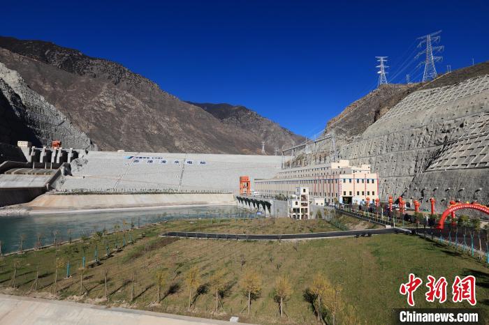 圖為金沙江上游蘇洼龍水電站?！⊥趵?攝