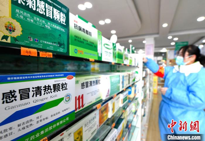 12月7日，拉薩宇拓路一藥店工作人員正在整理店內(nèi)的感冒類藥品?！±盍?攝