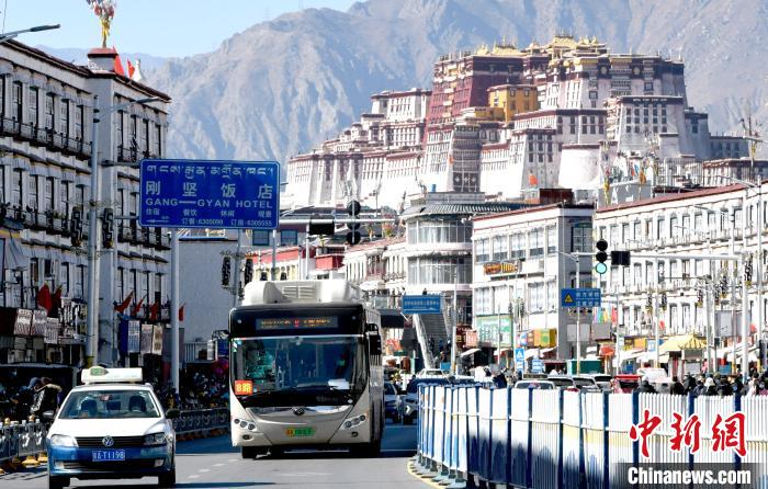 12月7日，一輛公交車從拉薩市城關區(qū)北京東路駛過?！±盍?攝