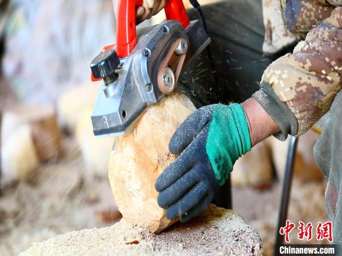 圖為手工藝人正在制作木碗?！〉录?　攝