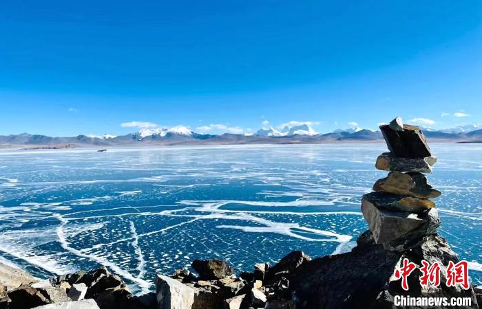 圖為普瑪江塘鄉(xiāng)境內(nèi)的雪山、冰湖美景?！±丝ㄗ涌h網(wǎng)信辦供圖