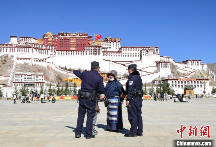 圖為1月23日，布達(dá)拉宮廣場(chǎng)派出所民警正在回答民眾咨詢。　貢嘎來松 攝