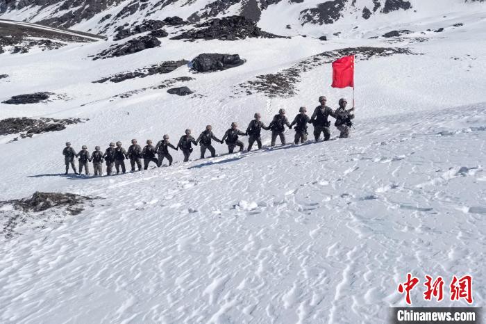 春節(jié)期間，西藏軍區(qū)山南軍分區(qū)某邊防團官兵踏雪巡邊?！〉┰鰰x美 攝
