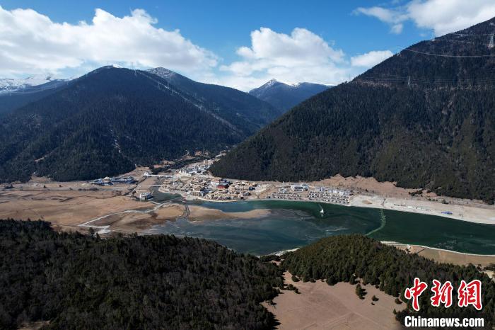 2月17日，西藏林芝魯朗小鎮(zhèn)。(無人機(jī)照片) 李林 攝