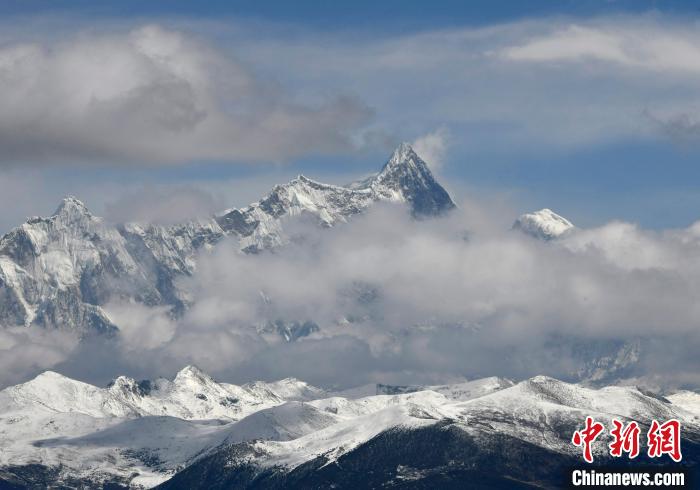 2月17日，西藏林芝色季拉山觀景臺拍到的南迦巴瓦峰?！±盍?攝