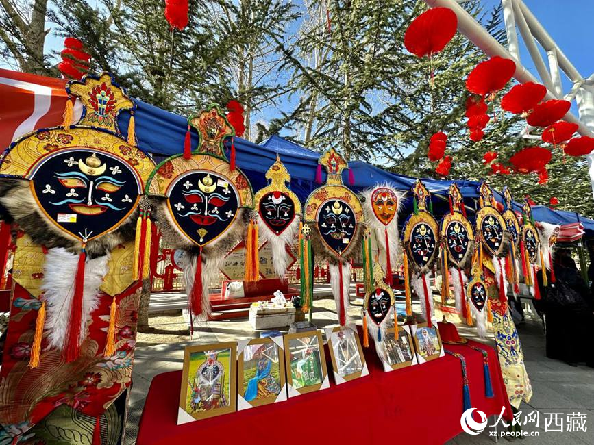 充滿藏元素的年貨節(jié)現(xiàn)場。人民網(wǎng) 次仁羅布攝