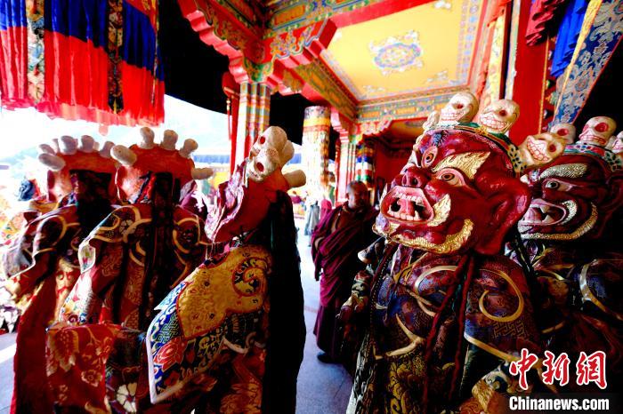 2月19日，楚布寺僧人們佩戴面具準備參加跳神活動?！±盍?攝
