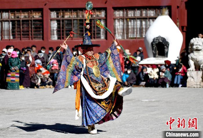 2月19日，楚布寺僧人參加跳神活動?！±盍?攝