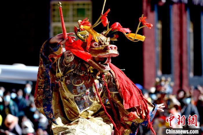 2月19日，楚布寺僧人佩戴面具參加跳神活動?！±盍?攝