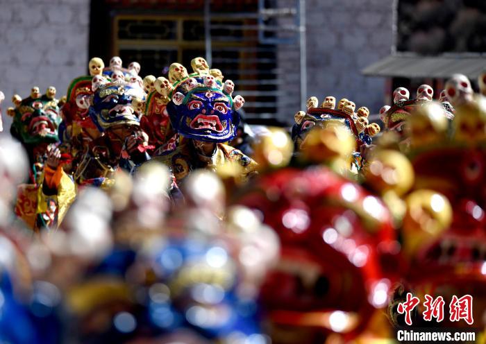 2月19日，楚布寺僧人們佩戴面具參加跳神活動?！±盍?攝