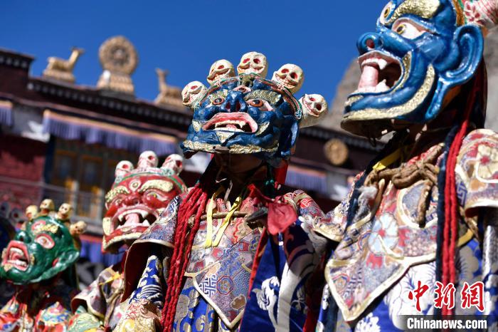 2月19日，楚布寺僧人們佩戴面具參加跳神活動。　李林 攝