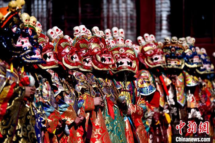 2月19日，楚布寺僧人們佩戴面具參加跳神活動?！±盍?攝