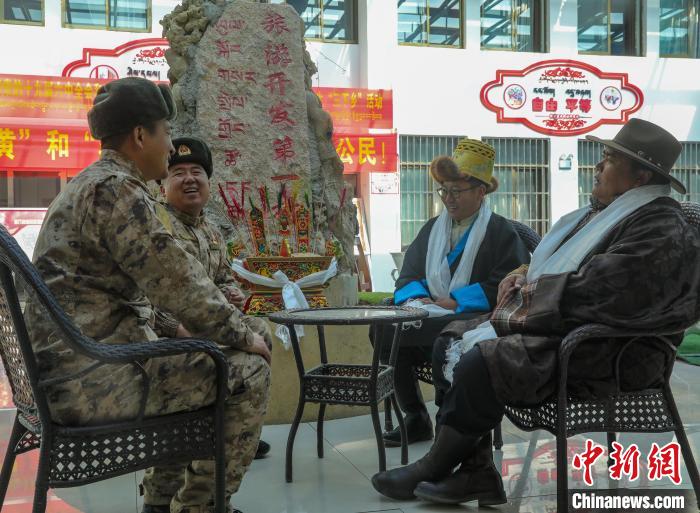 圖為阿里軍分區(qū)某邊防團(tuán)官兵與駐地群眾拉家常?！詵| 攝