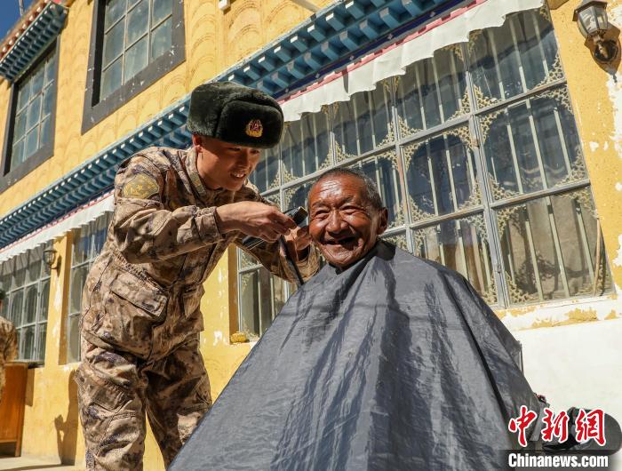 圖為阿里軍分區(qū)某邊防團(tuán)官兵為駐地群眾理發(fā)迎藏歷新年?！〉┰鰝愔?攝