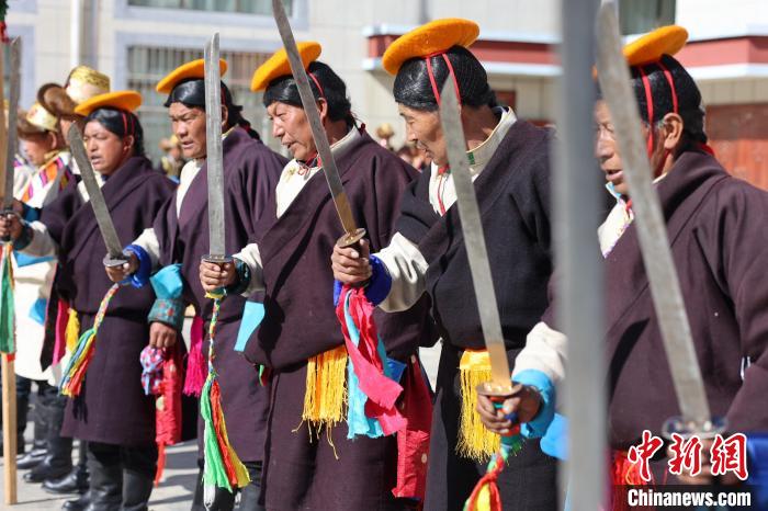 圖為藝人們手持藏刀表演加麻百·甲江?！愔闈扇?攝