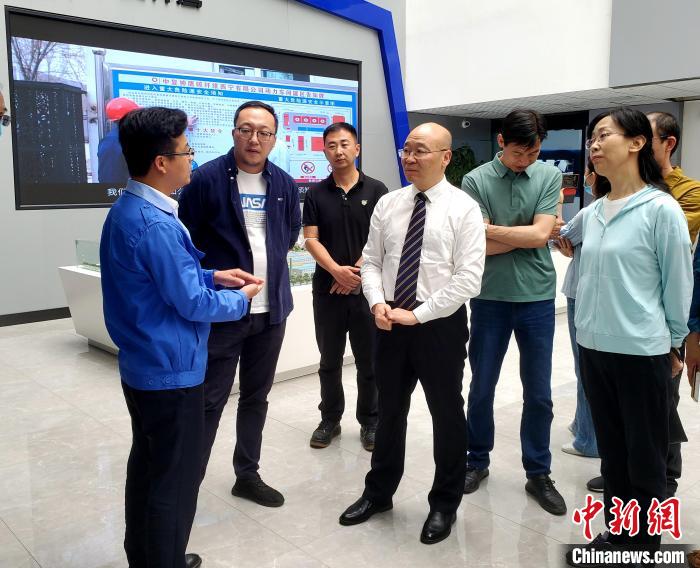 圖為全國政協(xié)委員、農(nóng)工黨青海省委主委王昆(中)在企業(yè)調(diào)研?！」鶟M福 供圖