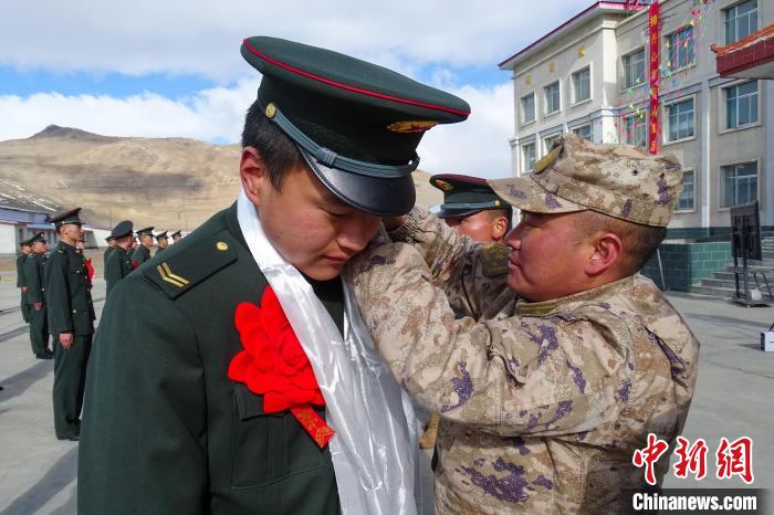 卸下軍銜等標(biāo)識。　劉俊輝 攝