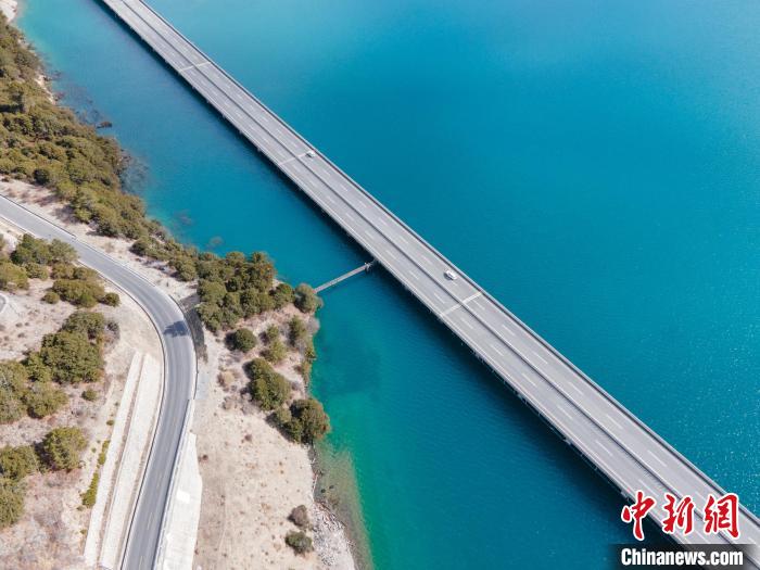 圖為西藏林拉高等級公路多布湖段風(fēng)光?！〗w波 攝