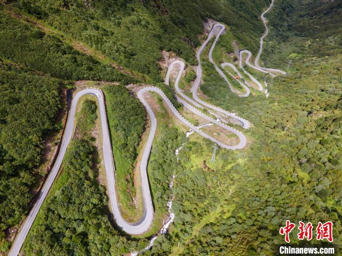 圖為西藏山南錯(cuò)那縣的盤山公路，錯(cuò)那縣被命名為全國“四好農(nóng)村路”示范縣?！〗w波 攝