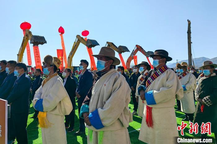 各方代表參加集中開復(fù)工儀式?！∧岈斪扛?攝