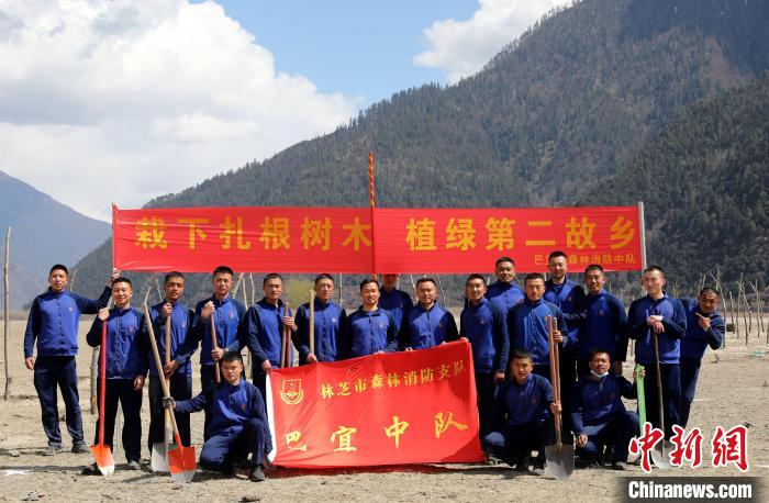 林芝市巴宜區(qū)森林消防中隊(duì)志愿服務(wù)隊(duì)合影留念?！∥骼@拉翁 攝