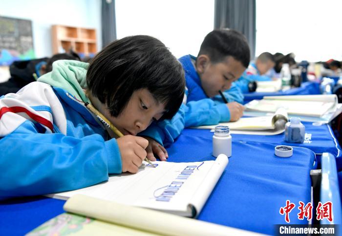3月14日，西藏拉薩市第一小學(xué)一年級六班的學(xué)生們在藏語文課上書寫藏文?！±盍?攝