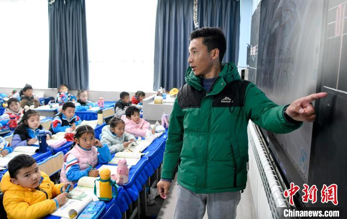 3月14日，西藏拉薩市第一小學(xué)藏語文老師拉巴次仁在課堂上?！±盍?攝