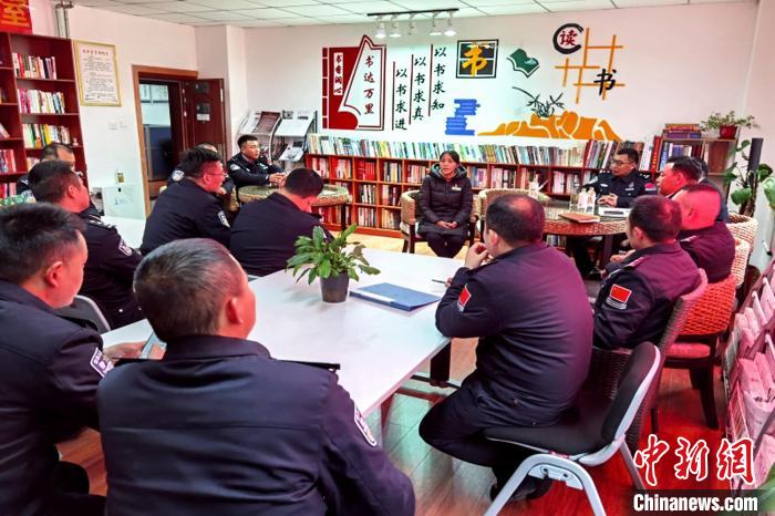 圖為亞?wèn)|出入境邊防檢查站民警與銀行業(yè)務(wù)人員進(jìn)行金融知識(shí)深入交流?！『?攝
