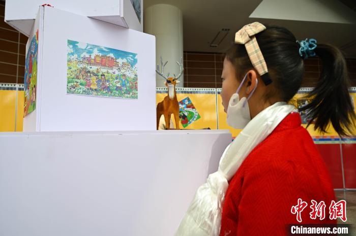 圖為學生參觀繪畫展?！≮w朗 攝