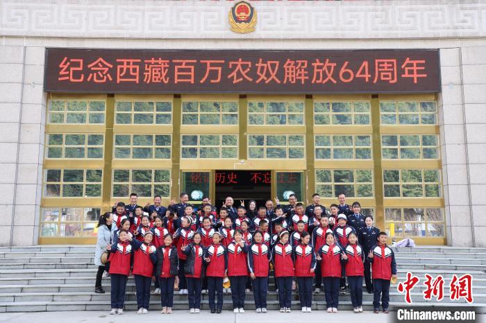 圖為亞東邊檢站民警代表與駐地小學師生代表合影留念?！『?攝