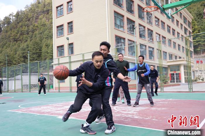 圖為亞東邊檢站民警與駐地農(nóng)業(yè)銀行代表開展籃球友誼賽?！『?攝