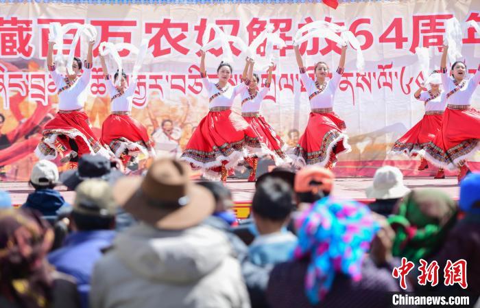 圖為墨竹工卡縣龍珠崗村，文藝演出現(xiàn)場(chǎng)?！∝暩聛?lái)松 攝